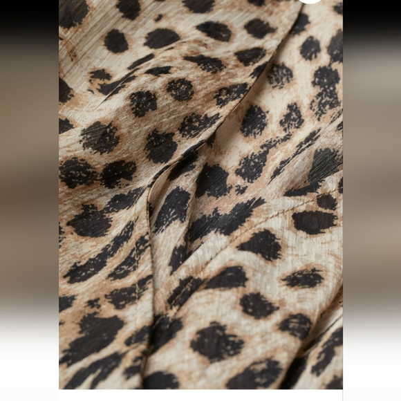 H&M Patterned Wrap-front Blouse Size XL (New) - Picture 9 of 10
